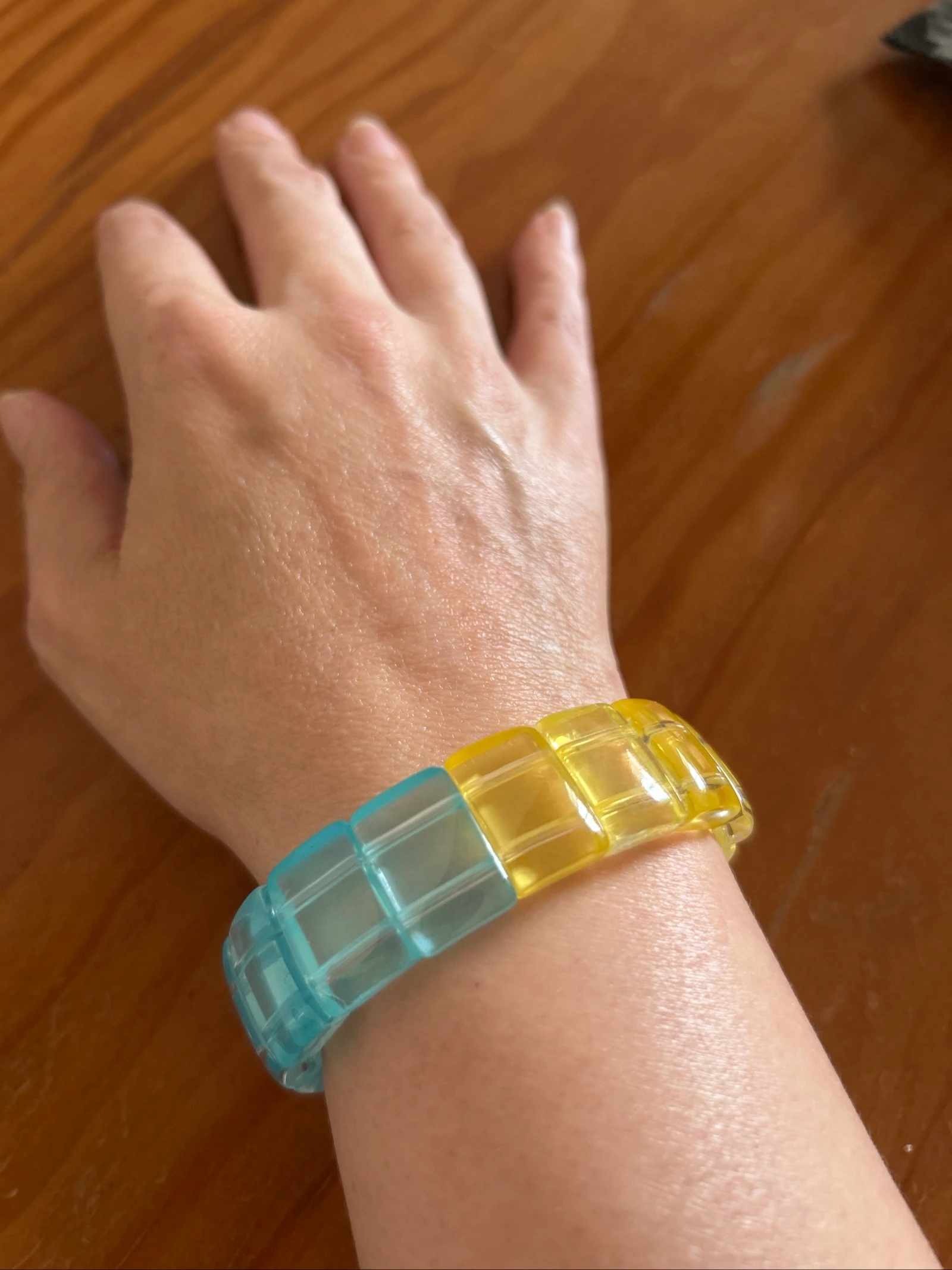 Pulseira em missangas de vidro quadradas